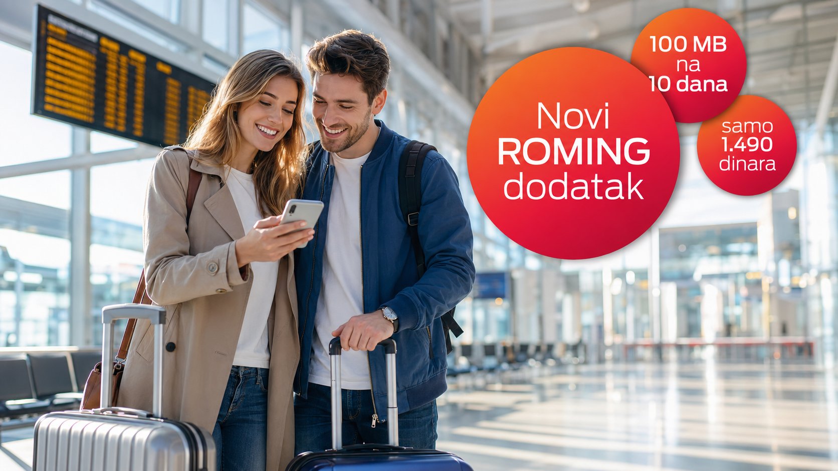 Dvoje putnika na aerodromu proverava ponudu roming dodatka na mobilnom telefonu pored putnih kofera.